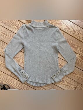 We The Free gray long-sleeve waffle knit top with snap button cuffs size L